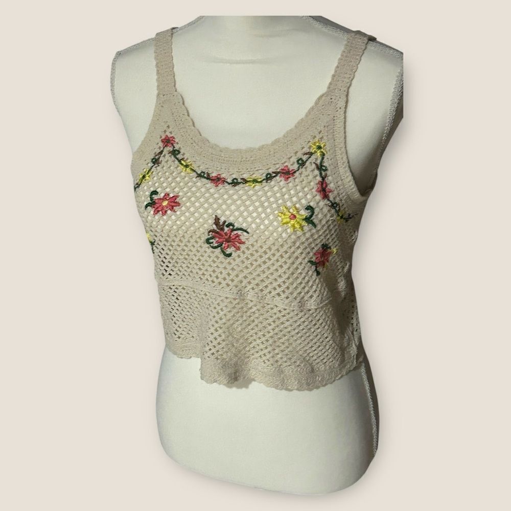 Rebellion | NWT Women's Ivory Floral Crocheted Crop Top. Size M